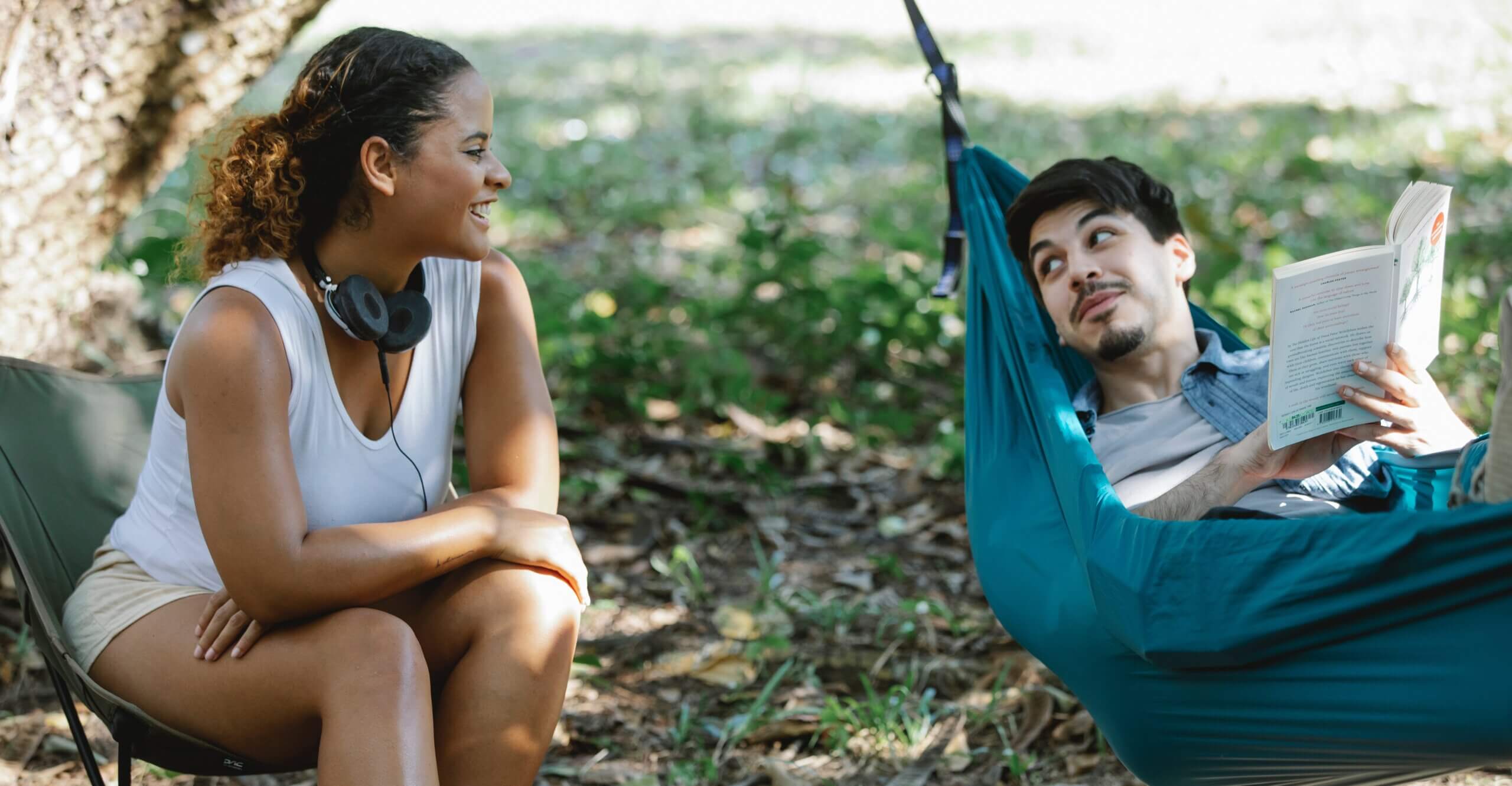couples-enjoying-swinging-on-hammock